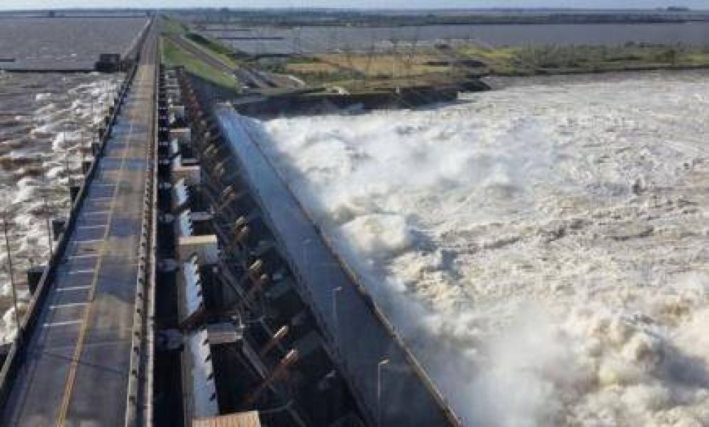 Desmienten que a causa las intensas lluvias puedan romperse las compuertas de Yacyret�