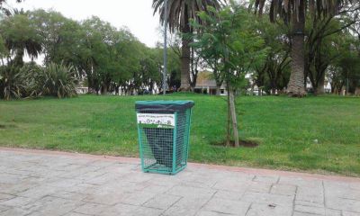 Colocan cestos en la plaza central hechos en el corral�n municipal