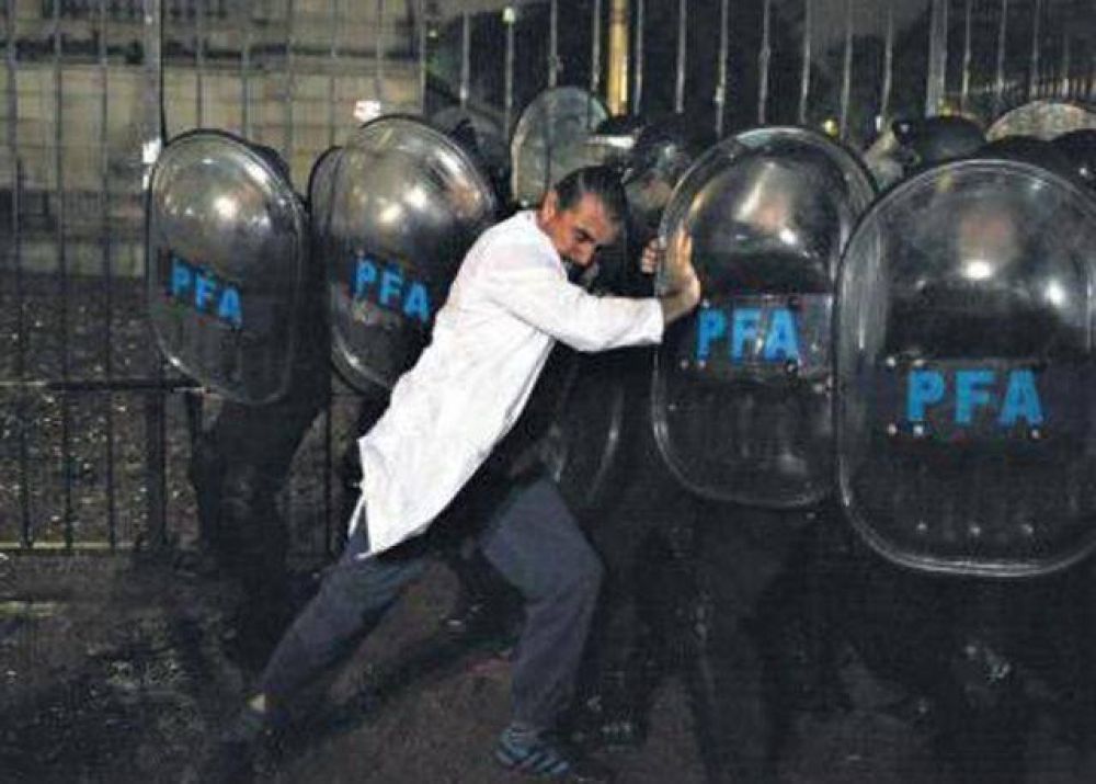 Represi�n a maestros: la foto del dorreguense que recorre el mundo