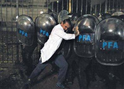 Represi�n a maestros: la foto del dorreguense que recorre el mundo