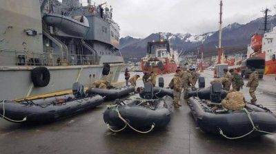 Llega un buque de la Armada con 400 mil litros de agua