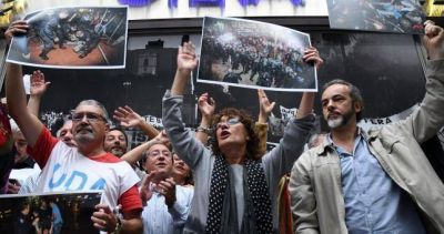 Sin clases en todo el pa�s por la represi�n a los docentes