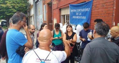Trabajadores de la textil Globito resisten el desalojo