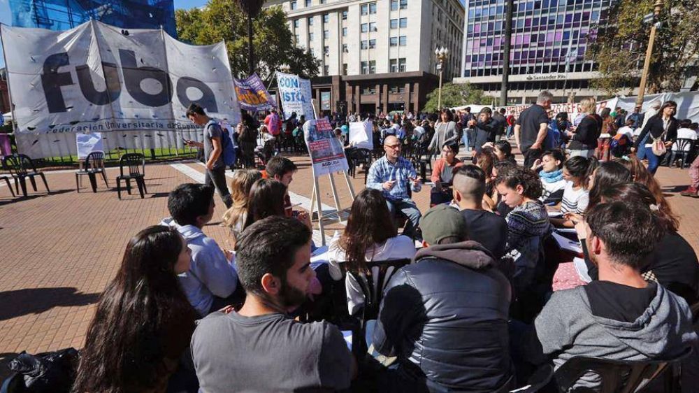 Docentes universitarios reclaman aumento salarial con clases p�blicas en Plaza de Mayo