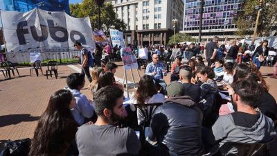 Docentes universitarios reclaman aumento salarial con clases p�blicas en Plaza de Mayo