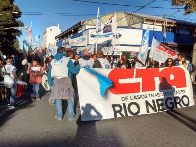 Docentes y estudiantes se movilizaron contra la represi�n 