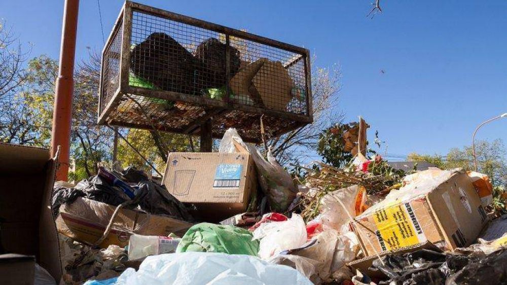 Enojo por montaas de basura en barrios cipoleos