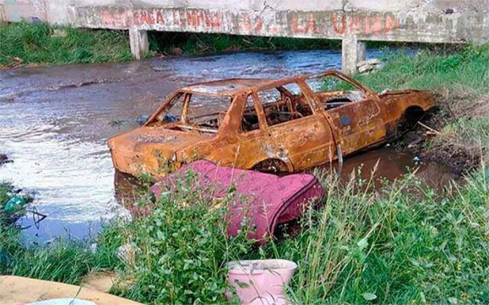 Un auto quemado, colchones y residuos en el arroyo �El Cardalito�