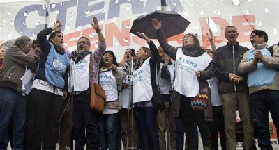 Gremios docentes pararon en repudio al desalojo en el Congreso