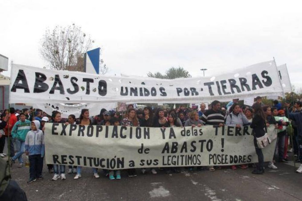 Organizaciones sociales marchan para reclamar la urbanizaci�n de un predio de Abasto
