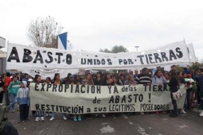 Organizaciones sociales marchan para reclamar la urbanizaci�n de un predio de Abasto