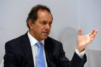 En pocos d�as Scioli recorri� catorce municipios bonaerenses, pero no define su candidatura