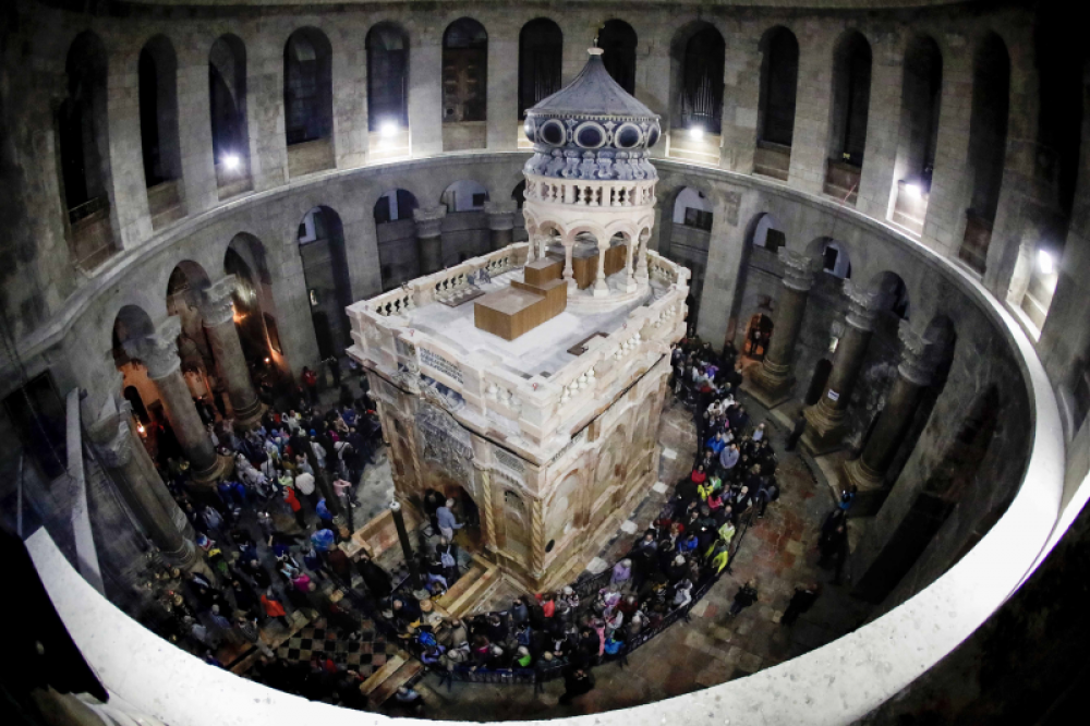El Santo Sepulcro: La restauracin de la hermandad entre tres comunidades catlicas