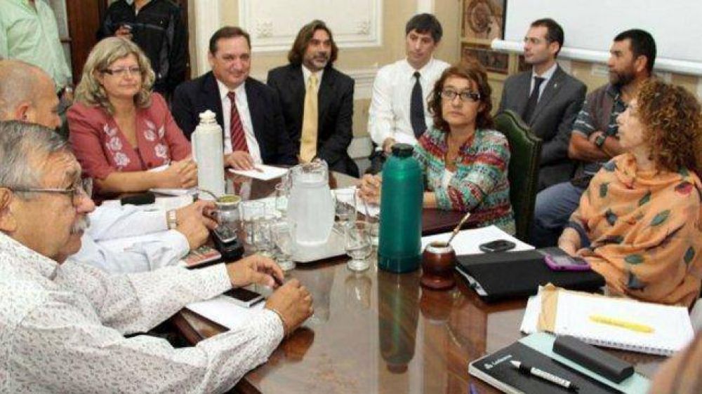 Cuarto intermedio hasta el martes en la paritaria docente