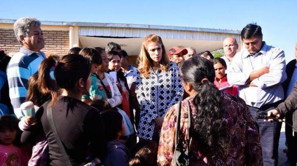 La Gobernadora visit a las familias evacuadas del departamento Avellaneda