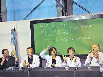 La primera clase de los maestros frente al Congreso