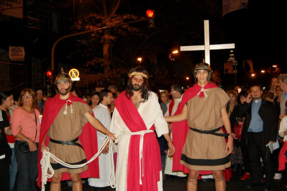 Convocan al tradicional Via Crucis por la avenida de Mayo