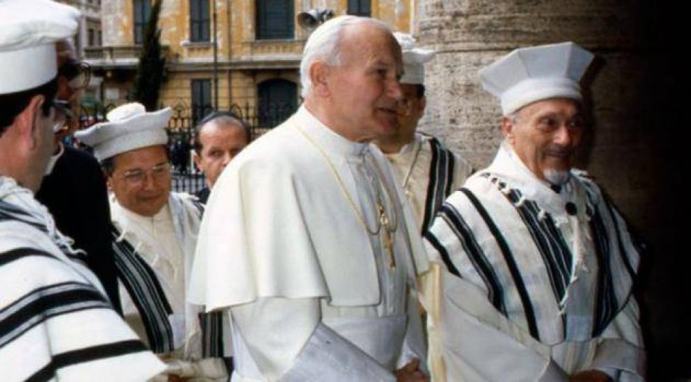 Hoy en la historia juda / El Papa Juan Pablo II se convierte en el primer pontfice en visitar una sinagoga