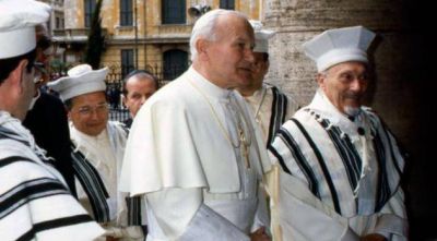Hoy en la historia jud�a / El Papa Juan Pablo II se convierte en el primer pont�fice en visitar una sinagoga