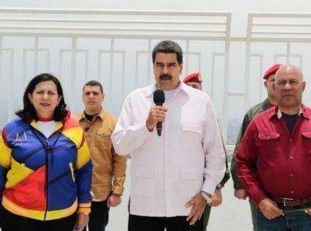 Maduro: Iglesia evanglica dejar de ser una asociacin civil