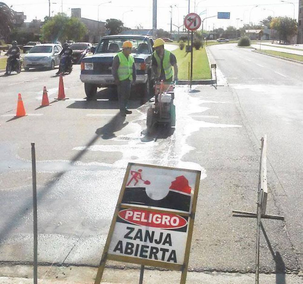 Comenzaron a colocar ca�er�as y puentes sobre Circunvalaci�n