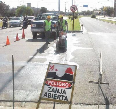 Comenzaron a colocar ca�er�as y puentes sobre Circunvalaci�n