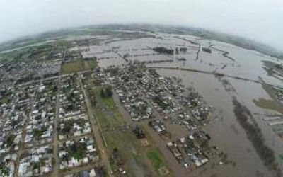 Vidal y Pe�a visitaron centro de evacuados en Salto