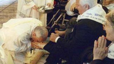 Francisco lav� los pies de 12 presos, incluido un argentino