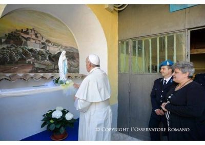 Dios nos ama hasta el extremo y servir es sembrar amor, reiter� el Papa en la c�rcel de Paliano