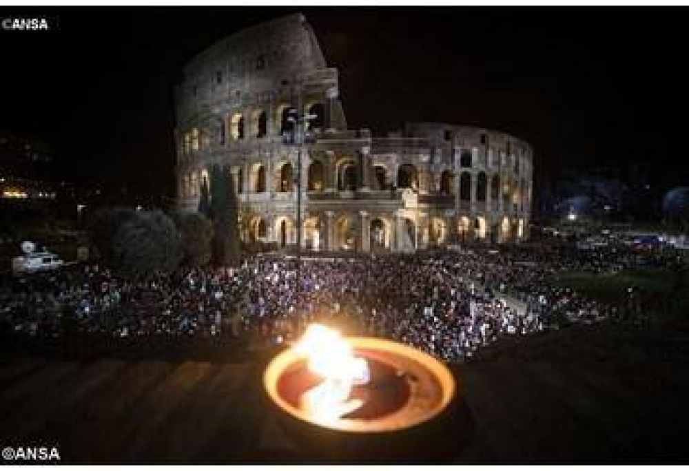 Papa Francisco reza por las mujeres crucificadas durante el tradicional viacrucis en el coliseo romano