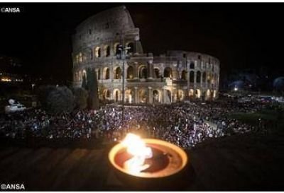 Papa Francisco reza por las mujeres crucificadas durante el tradicional viacrucis en el coliseo romano