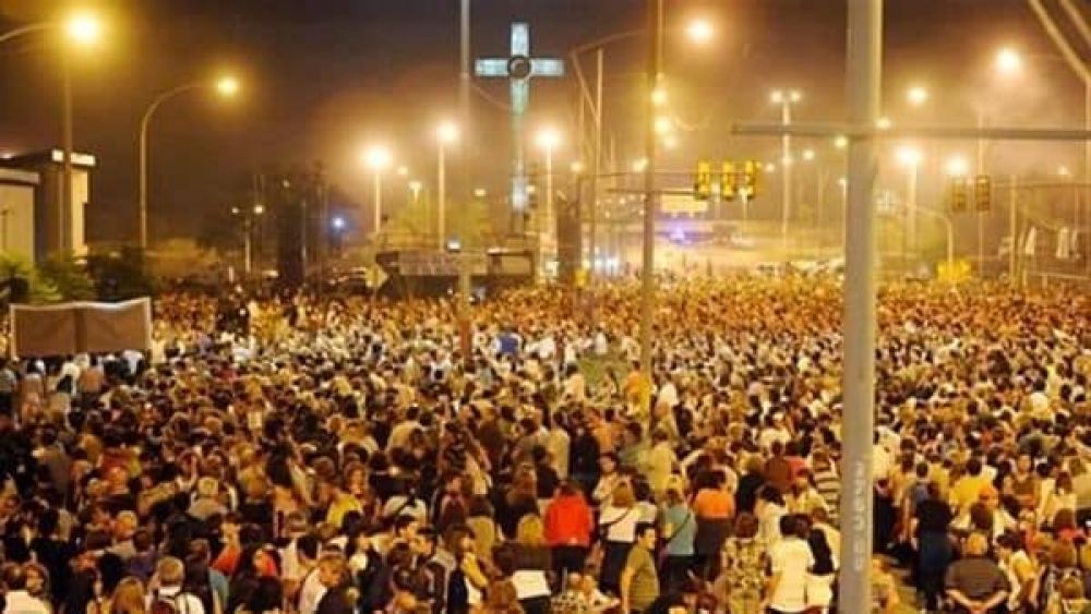 Ms de 200 mil fieles participaron del Via Crucis del padre Ignacio en Rosario