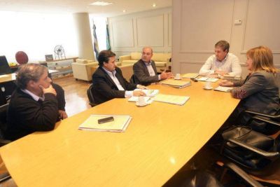 Reyes le plante� al ministro de Infraestructura provincial la pavimentaci�n del camino a Marisol
