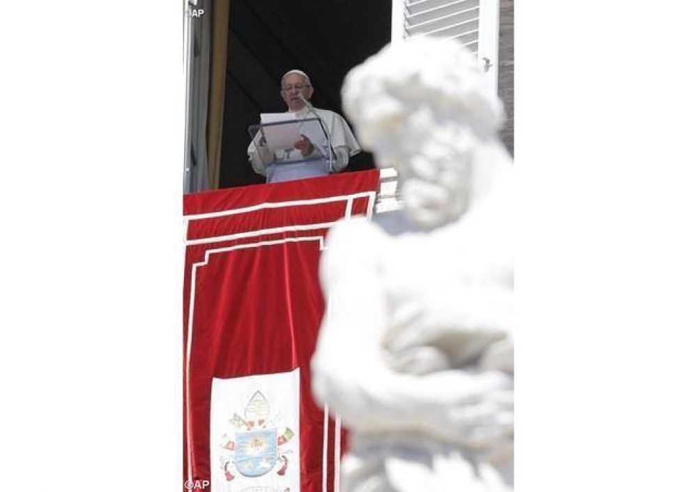 Con Mar�a anunciemos la Resurrecci�n de Cristo al mundo que sufre, pidi� el Papa al rezar el Regina Coeli
