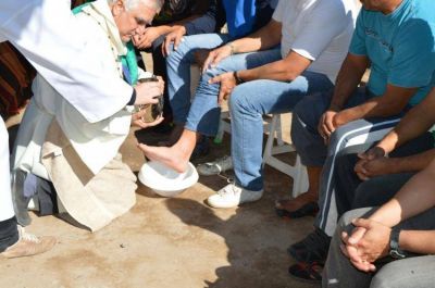 Varios obispos realizaron el lavatorio de los pies a personas encarceladas
