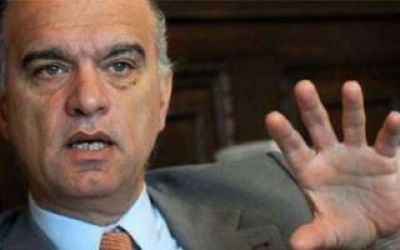 Grindetti dio el aumento a los municipales por decreto