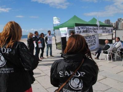 Docentes Universitarios dictaron Clase P�blica en la tradicional Rambla marplatense