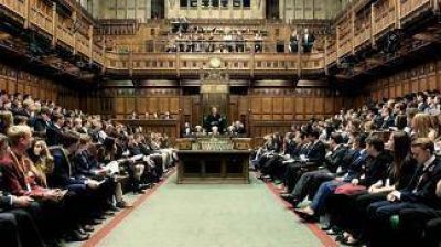 El Parlamento debate el llamado a elecciones anticipadas