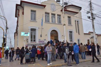 Docentes entregaron telegramas exigiendo el pago de sus haberes