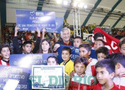 El Gobernador cumpli� el sue�o de 28 entidades deportivas: �Hermanamos a todos los pueblos de la Provincia�
