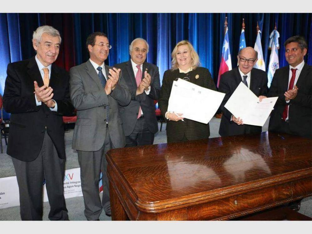 La integracin con Chile rene a 2 embajadores y 400 participantes
