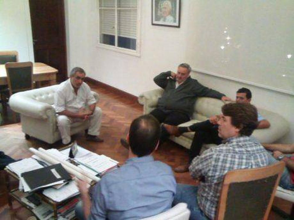 Los intendentes de Carlos Tejedor, Rivadavia y Trenque Lauquen se reunir�n en La Plata con Salvador y De La Torre
