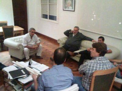 Los intendentes de Carlos Tejedor, Rivadavia y Trenque Lauquen se reunir�n en La Plata con Salvador y De La Torre