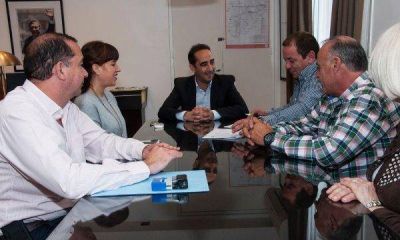 Mor�n cerr� un aumento de 18 por ciento para los municipales