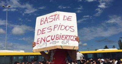 Suspendidos de General Motors se movilizan al Ministerio de Trabajo