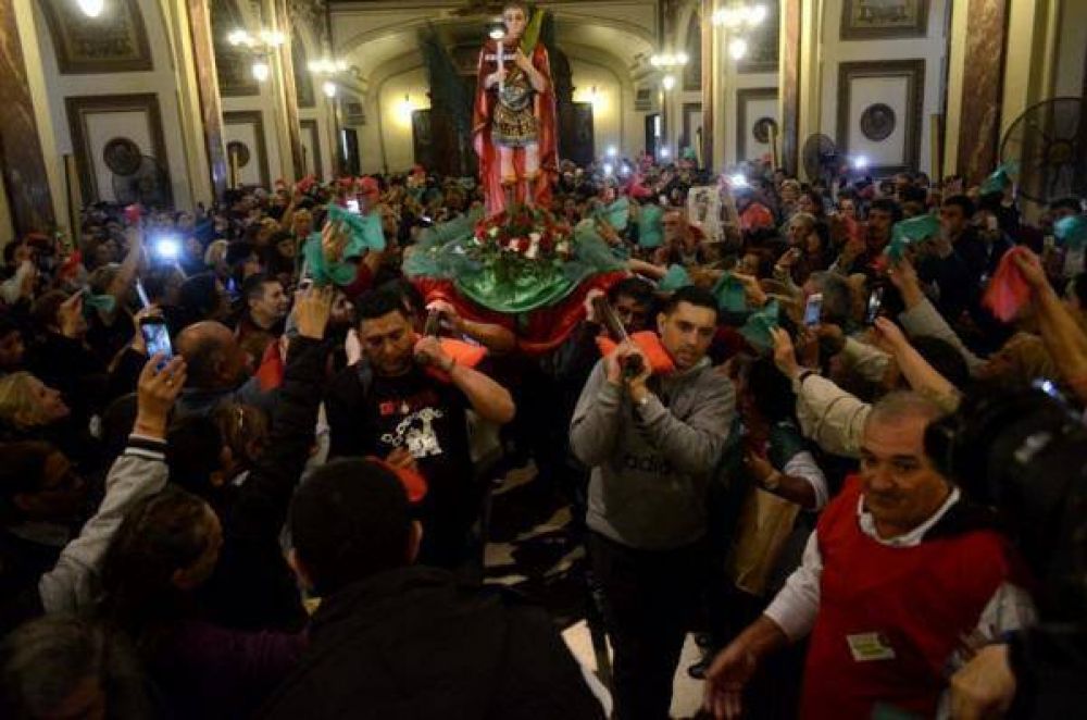 Cientos de devotos en la fiesta de San Expedito, patrono de las causas urgentes