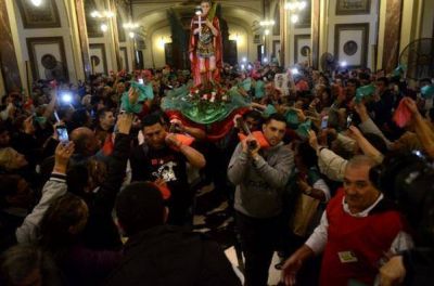 Cientos de devotos en la fiesta de San Expedito, patrono de las causas urgentes