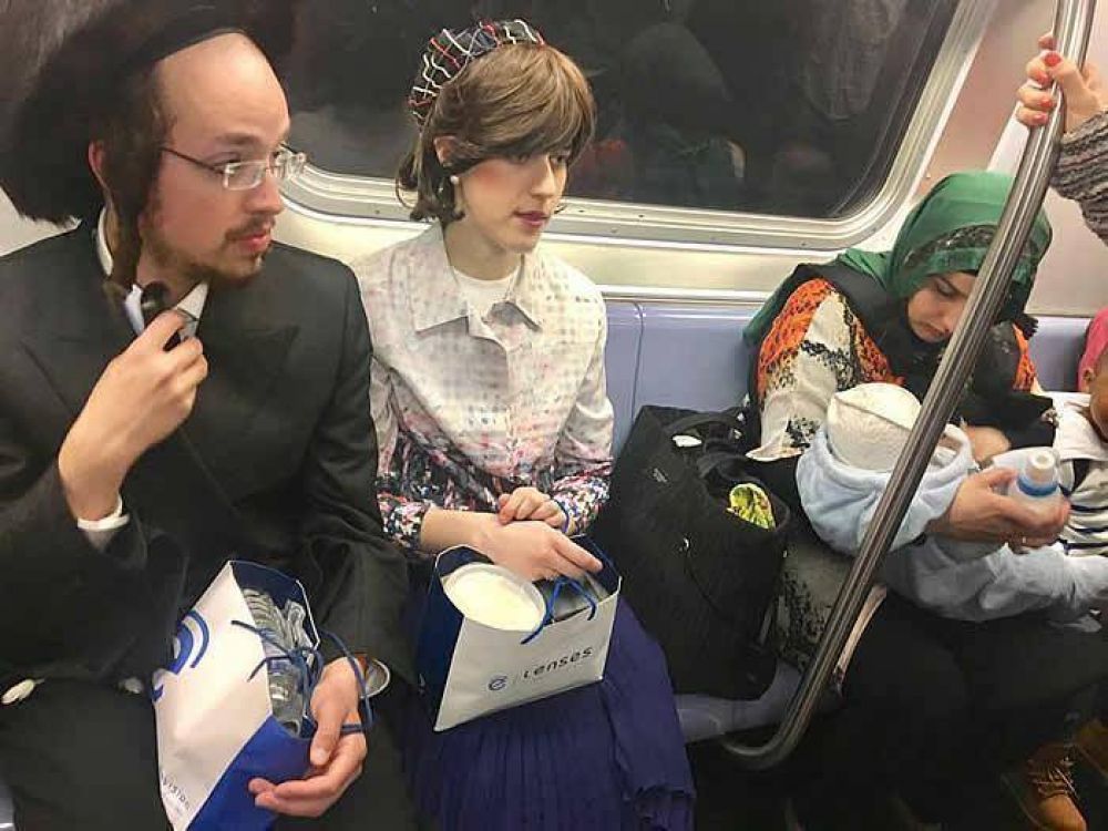Se viraliz una foto de una pareja jasdica junto a una mujer musulmana sentados en el Subte de Nueva York