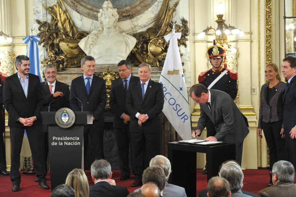 Bordet suscribi� el Acuerdo Federal de Energ�a 