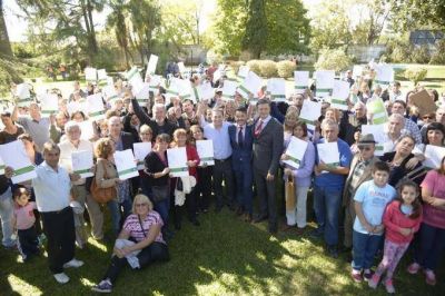 El intendente de Esteban Echeverr�a entreg� 164 escrituras: �La casa es de ustedes�